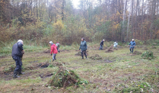 Mitglieder beim Beräumen von Mähgut Foto: Thomas Polster